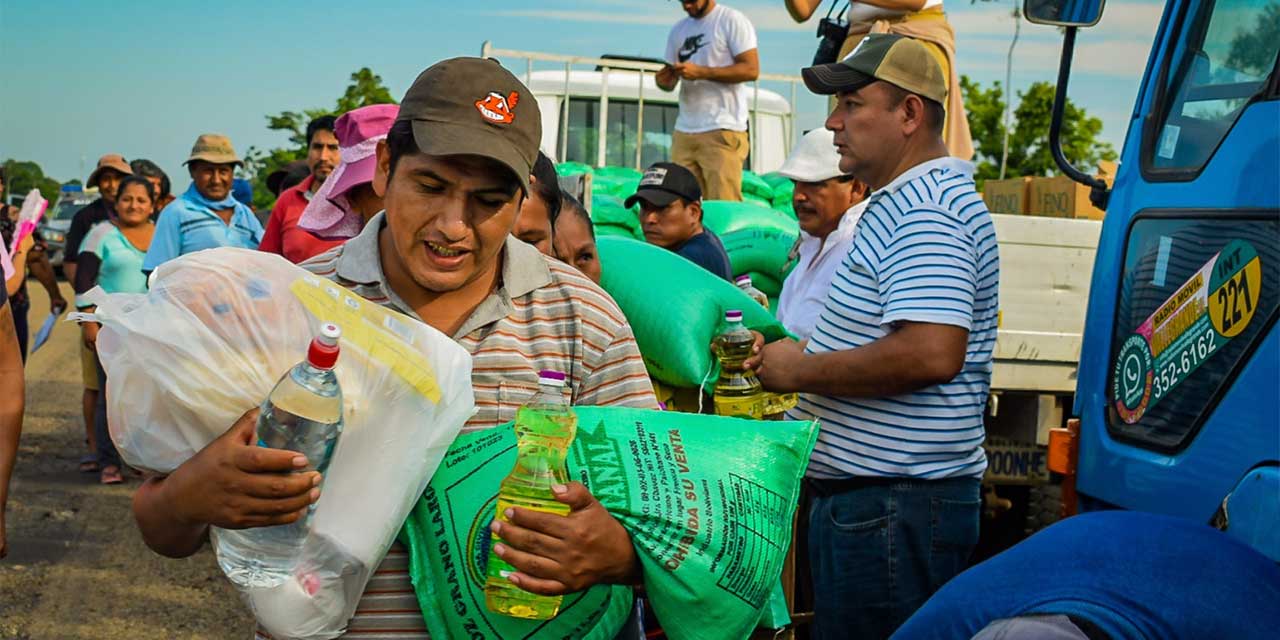 Entrega de alimentos a los transportistas varados, el sábado 27 de enero.  Foto: Ministerio de Obras Públicas