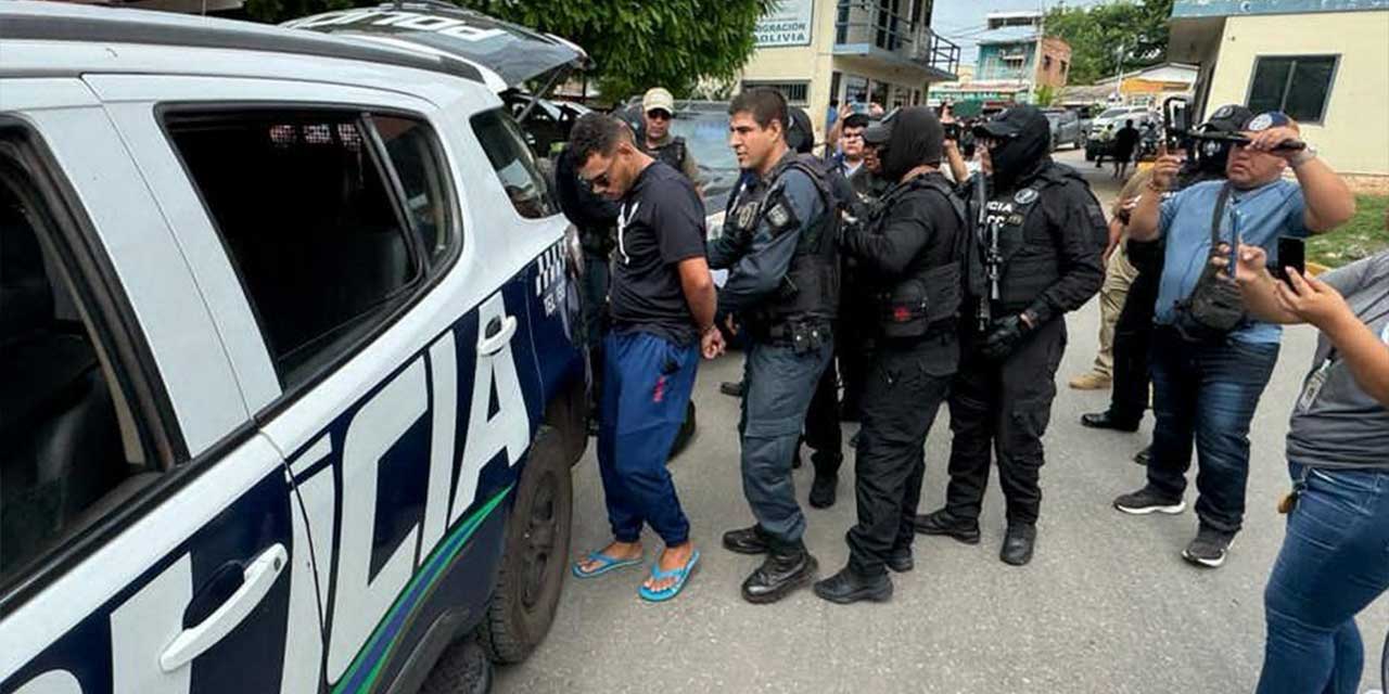 El brasileño con autoridades de su país luego de su entrega en la frontera. Foto: Ministerio de Gobierno