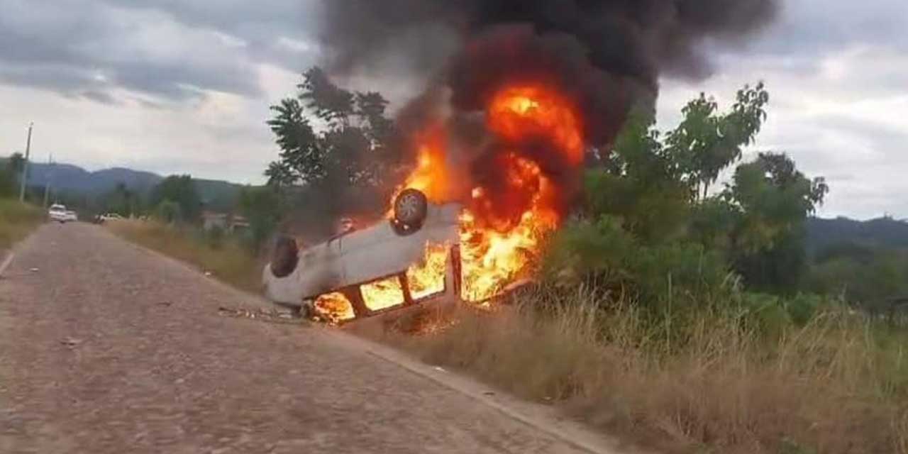 El vehículo oficial fue quemado por pobladores del lugar. FOTO:  Ministerio de Gobierno