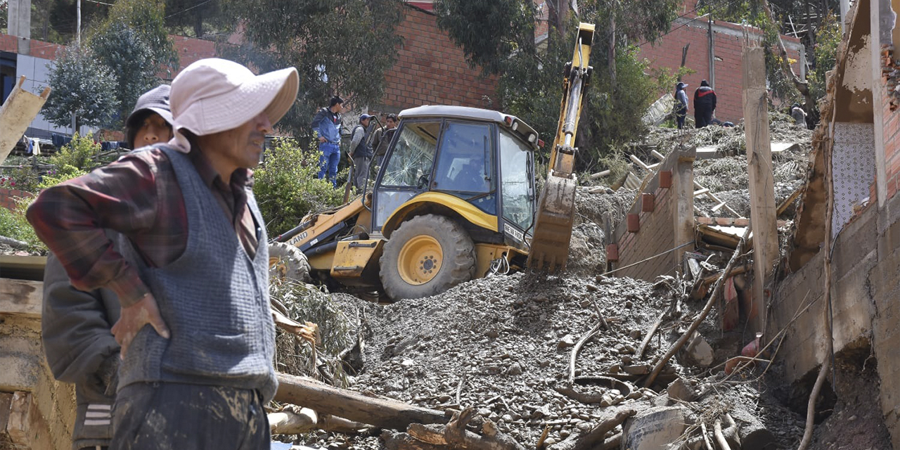 Maquinaria trabaja en Achocalla, donde varias viviendas fueron afectadas por una mazamorra.