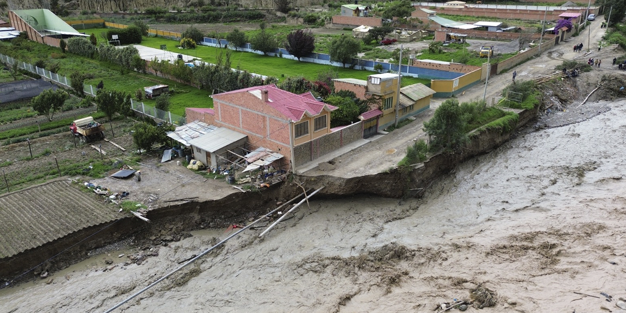 El caudal del río se lleva la plataforma vial en Lipari.