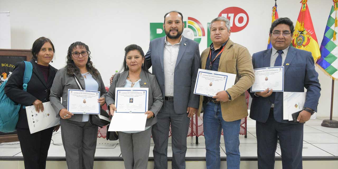 El viceministro Roberto Ríos (c) con los representantes de las empresas beneficiadas con las licencias. FOTO: Vicem. de Seguridad Ciudadana