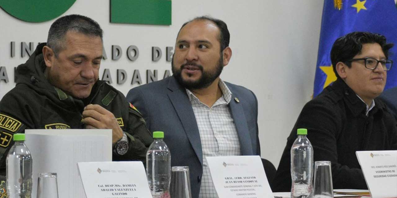 El viceministro Roberto Ríos, durante un acto celebrado ayer en BOL-110, en La Paz. Foto:  Vicem. de Seguridad Ciudadana