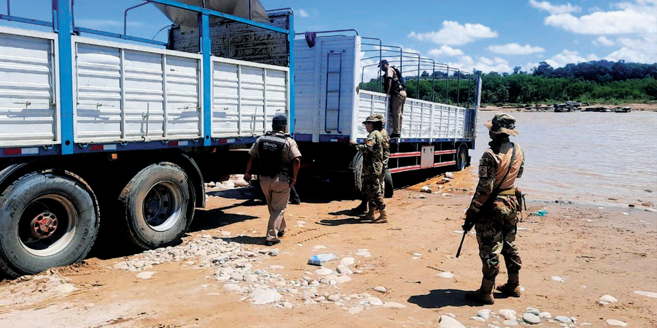 Efectivos del Área Naval 3 Bermejo durante las requisas a los dos camiones. Foto:  ViCem. de Lucha contra el contrabando