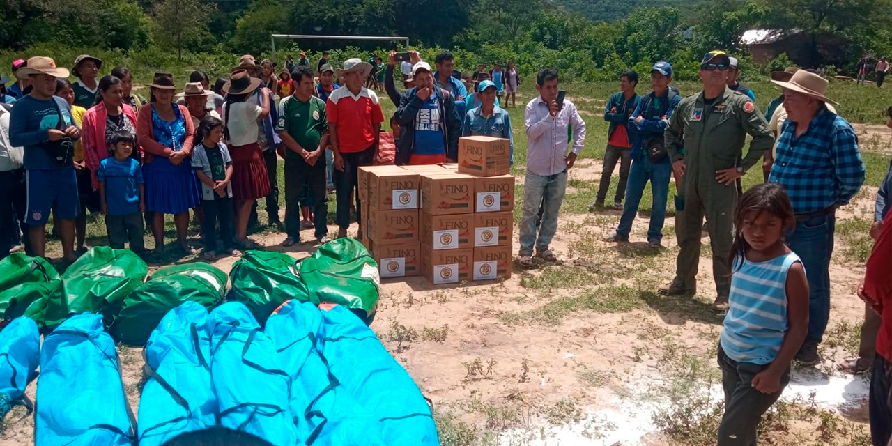 Entrega de ayuda humanitaria en la comunidad El Dorado. Foto: RRSS / Presidencia