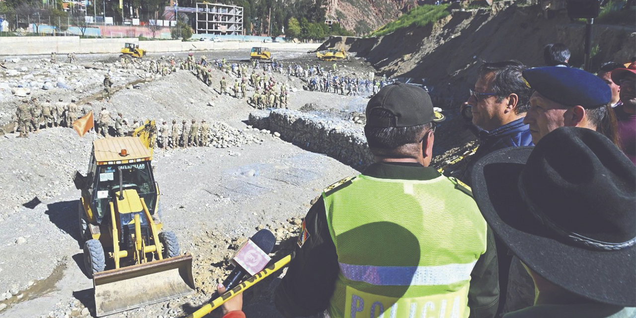 El presidente Luis Arce durante su visita a la urbanización El Gramadal, en la zona Sur de la ciudad de La Paz, que fue golpeada por el desborde de ríos.