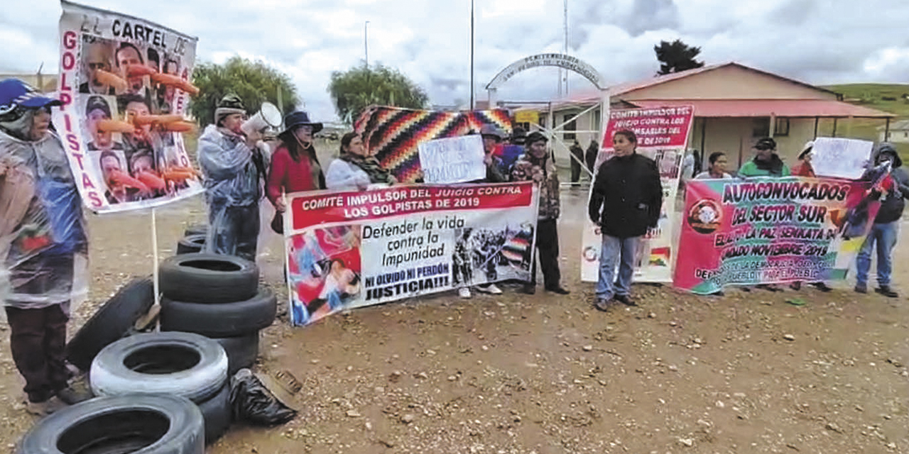 Activistas, el 11 de marzo, en el penal de Chonchocoro, se preparan para impedir la salida de Luis Fernando Camacho. | Foto: RRSS