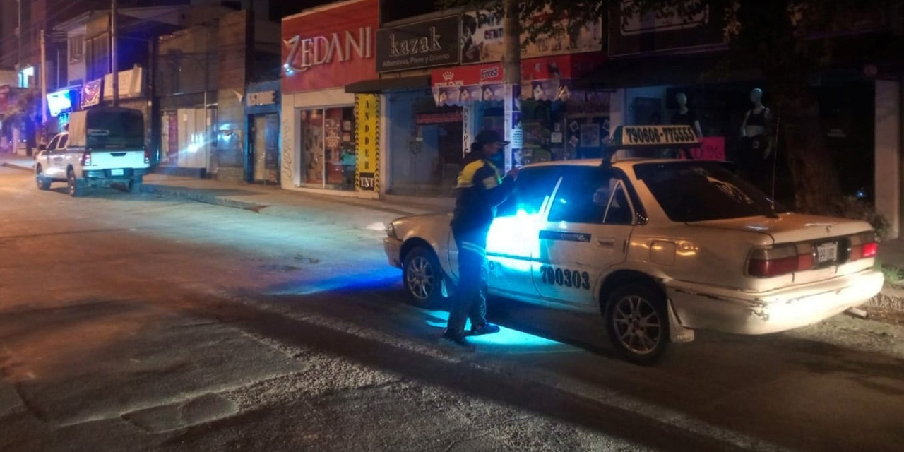 Agentes de la Policía realizan los controles. Foto: Policía Boliviana