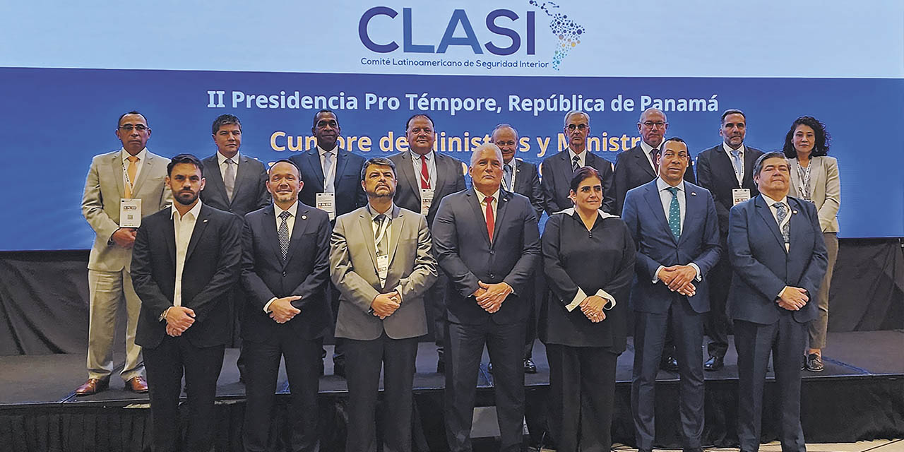 El ministro de Gobierno, Eduardo Del Castillo, en la  foto oficial del Clasi. | Foto: Ministerio de Gobierno