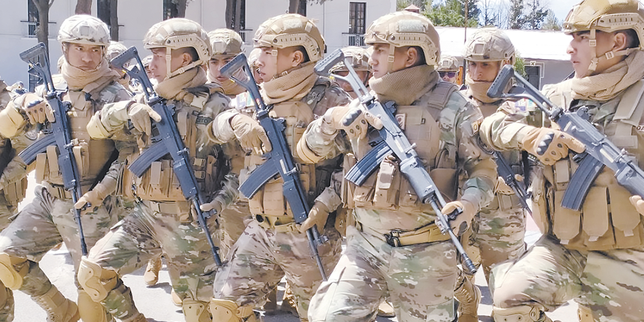 Efectivos que serán capacitados en la lucha contra el contrabando, durante el acto de inauguración de un nuevo curso, ayer en Oruro. | Foto: Ministerio de Defensa