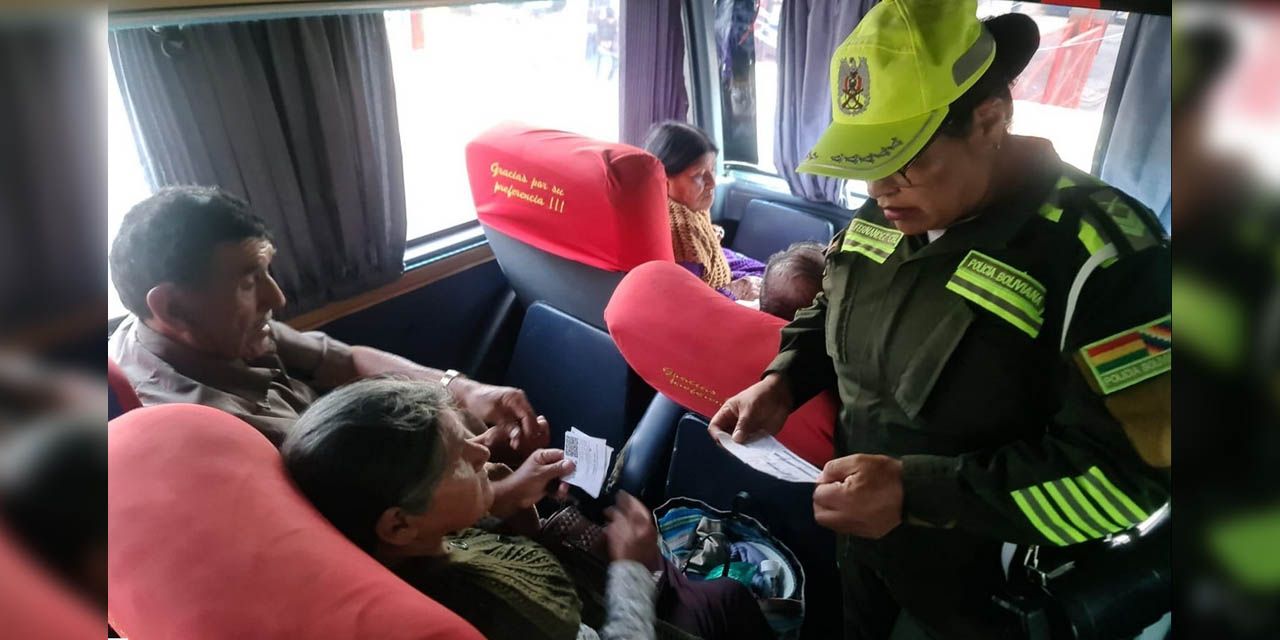 Control policial en la terminal de buses de la ciudad de Cochabamba. | Foto: Viceministerio de Seguridad Ciudadana