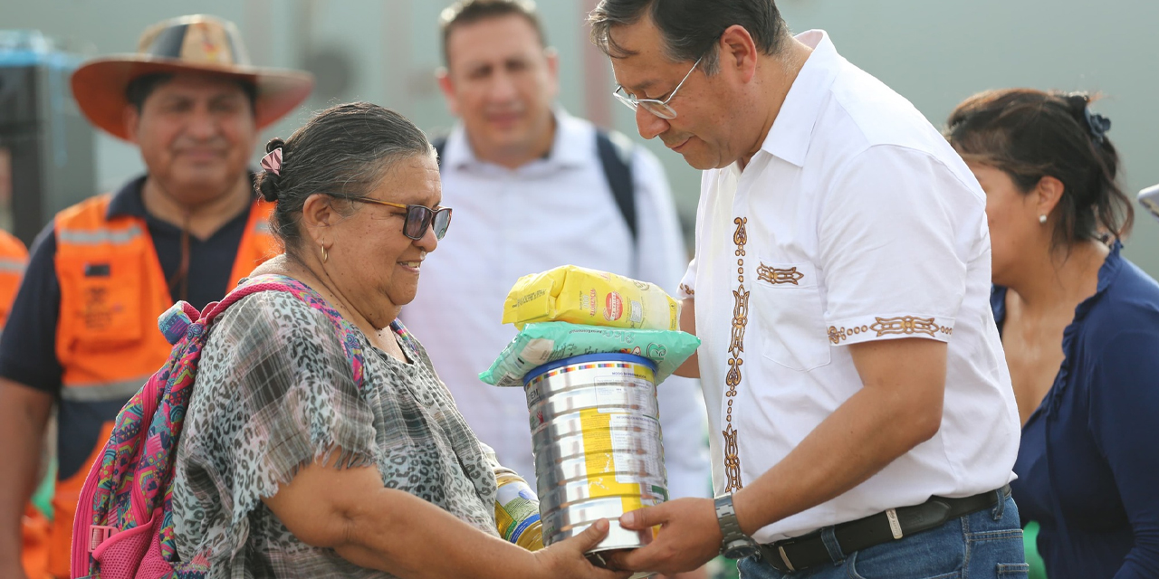 El presidente Luis Arce en el municipio de Cobija donde se entregó 12 toneladas de alimentos y vituallas, el 29 de febrero. Foto: Archivo