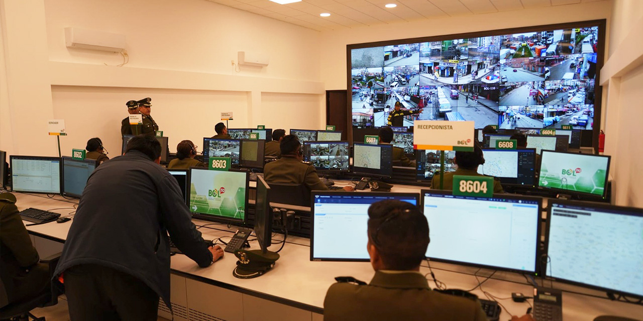 El centro de control del Sistema BOL-110, en Ciudad Satélite, en El Alto. Foto: Ministerio de Gobierno