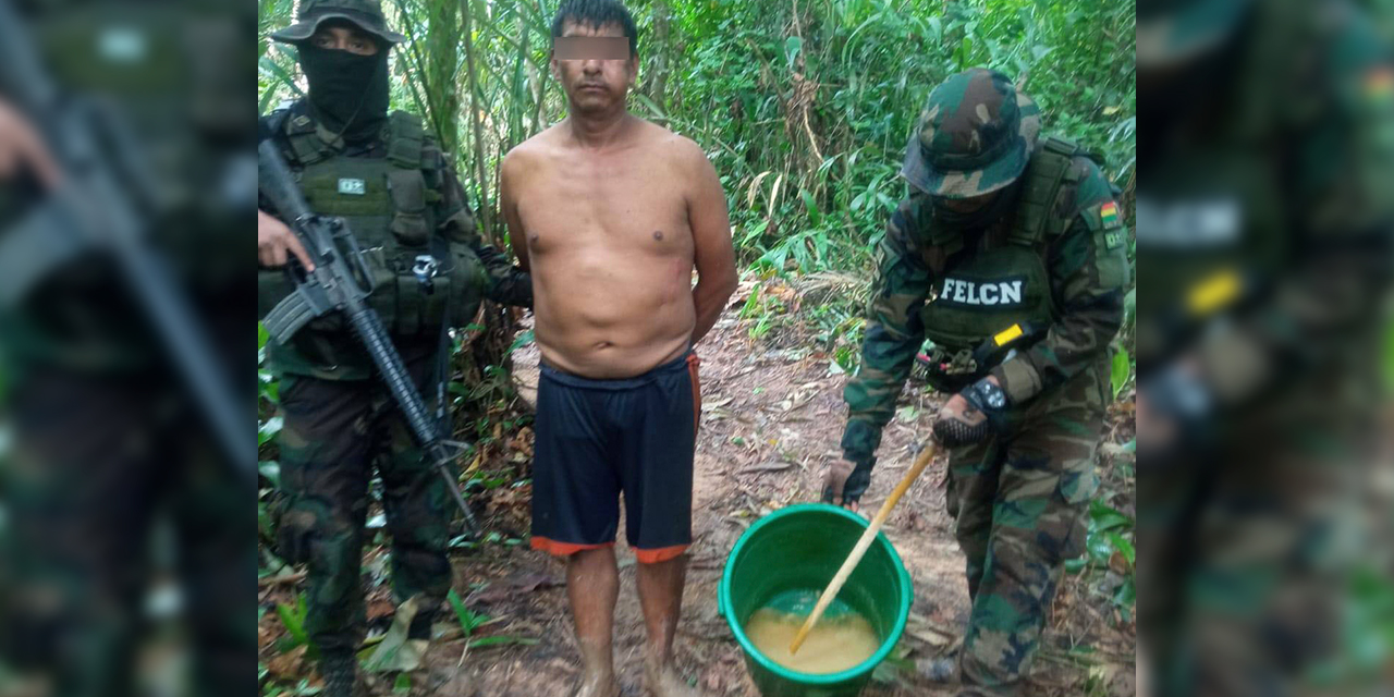 Efectivos de la FELCN con un aprehendido en medio de las tareas de interdicción. Foto:  Ministerio de Gobierno