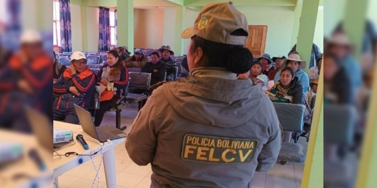 Una funcionaria de la FELCV durante un curso de información a mujeres. Foto: FELCV