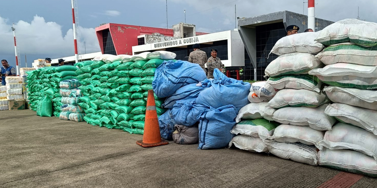 Ayuda humanitaria para las familias de Cobija. Foto: Ministerio de Defensa