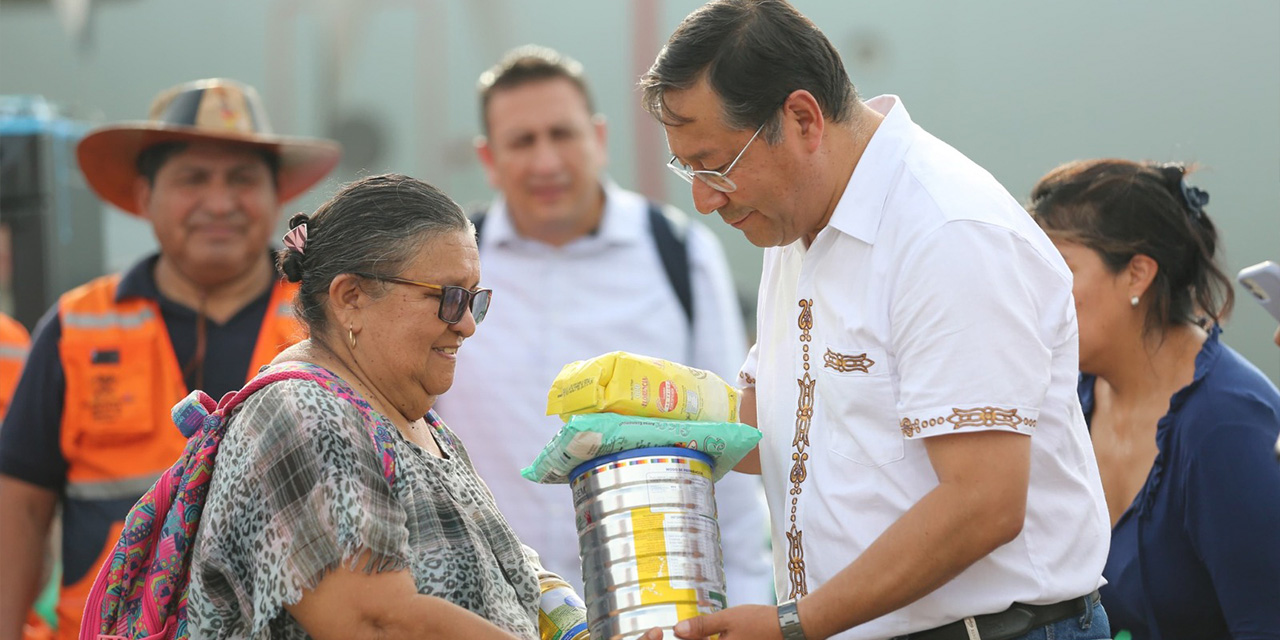 El presidente Arce entrega 231.74 toneladas de ayuda humanitaria a las familias de los municipios afectados por las inundaciones. Foto: PRESIDENCIA