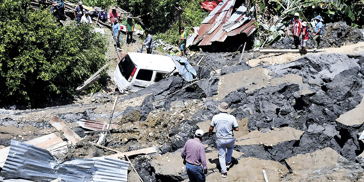 Tragedia en el municipio de La Asunta, provincia Sud Yungas, debido al hundimiento de viviendas. | Foto: GAMLA 