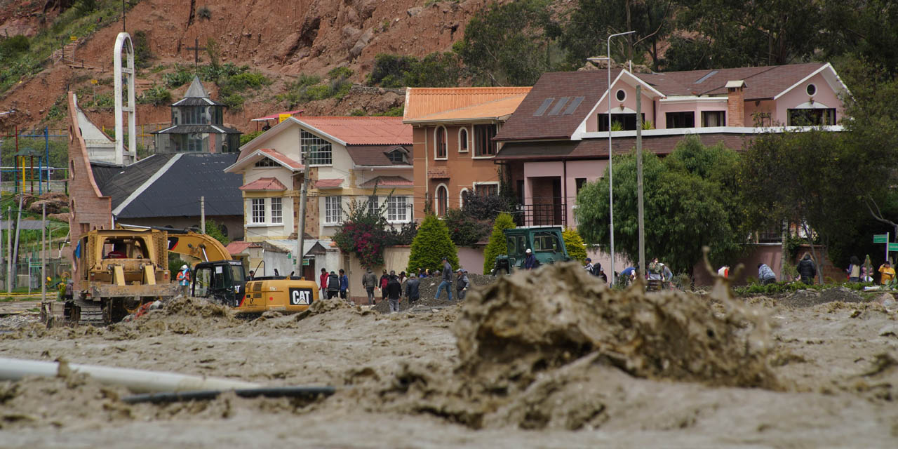 El río La Paz se desbordó en el sector de Amor de Dios. Foto: Jorge Mamani