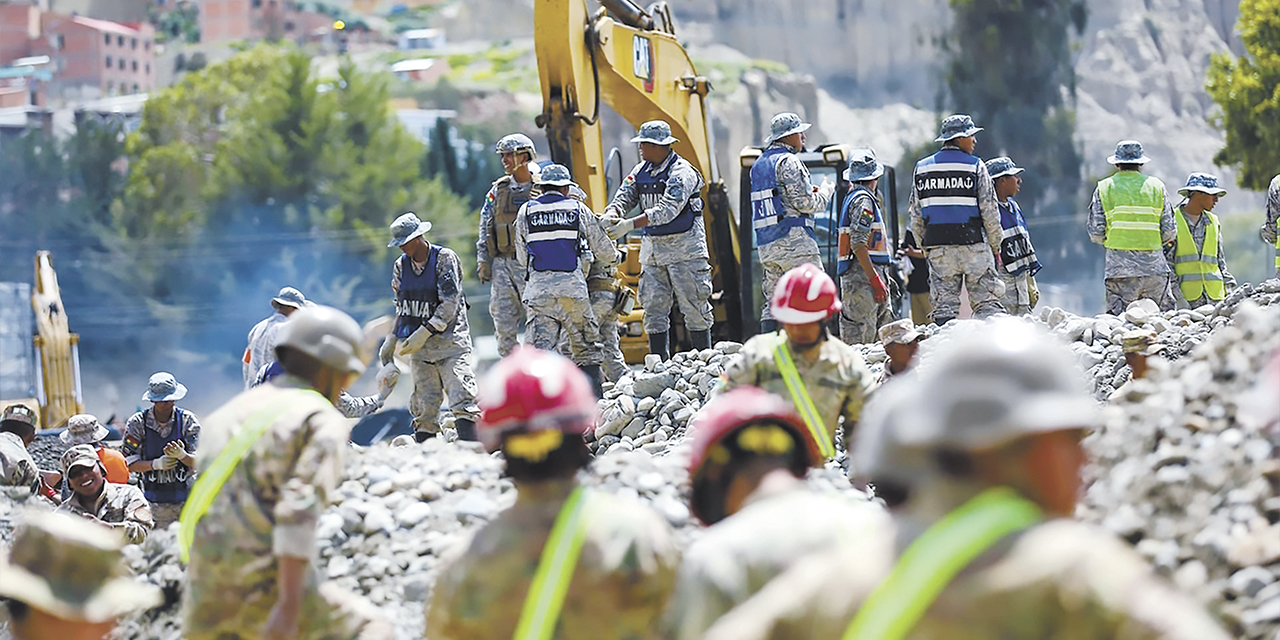 Militares ayudan en la construcción de defensivos para evitar  inundaciones y otros estragos en la zona Sur de La Paz. | Foto: Presidencia