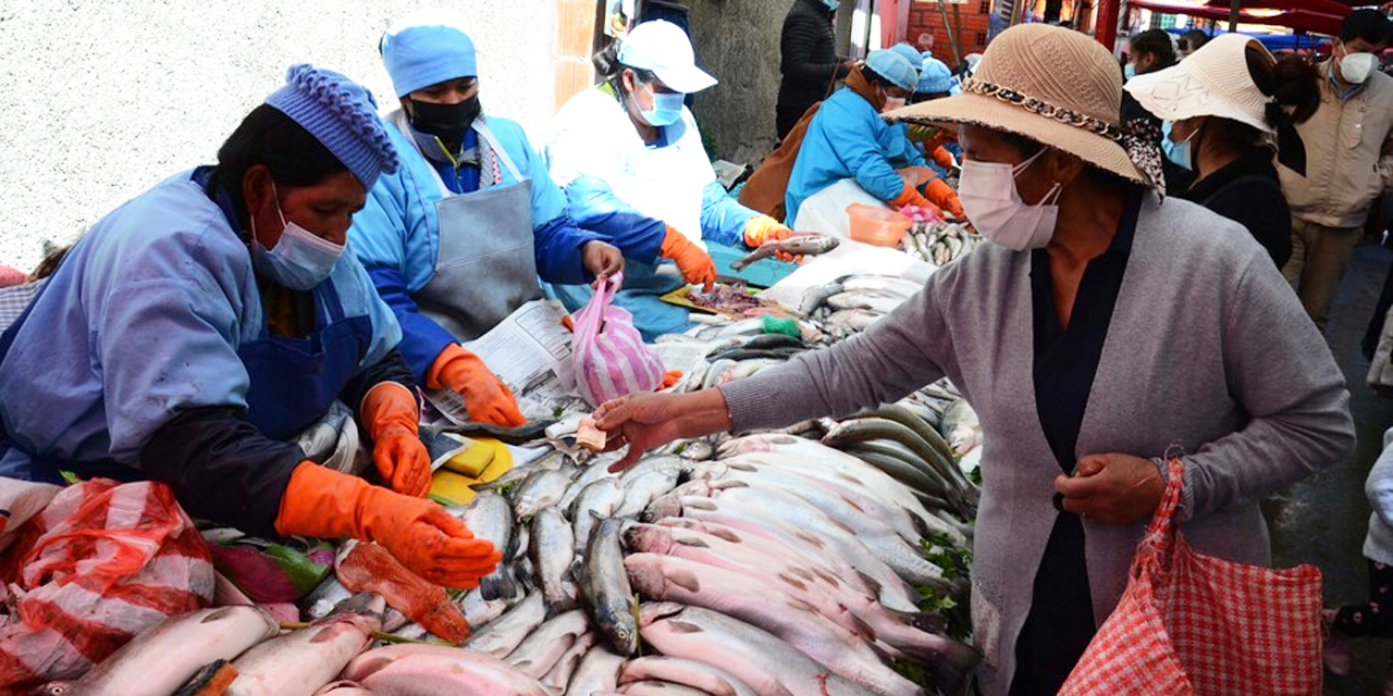 Venta de pescados en La Paz. Foto: Archivo ABI