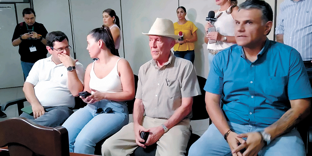 Familiares de Camacho en la audiencia que debió instalarse ayer en Santa Cruz. Foto: DTV