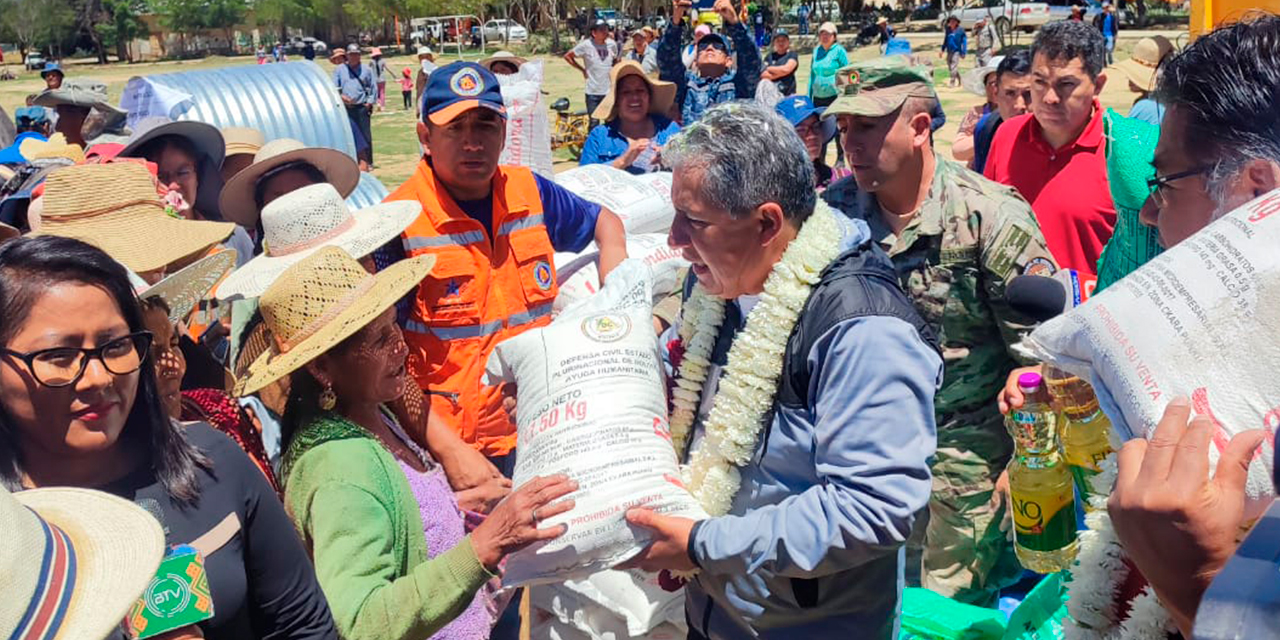 El ministro de Defensa Edmundo Novillo, durante la entrega de la ayuda humanitaria. Foto:  MINISTERIO DE DEFENSA