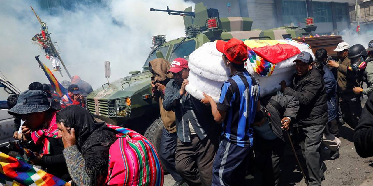 Familiares de la Masacre de Senkata marchaban por el centro paceño exigiendo justicia por las muertes. Foto: Archivo ABI 2019