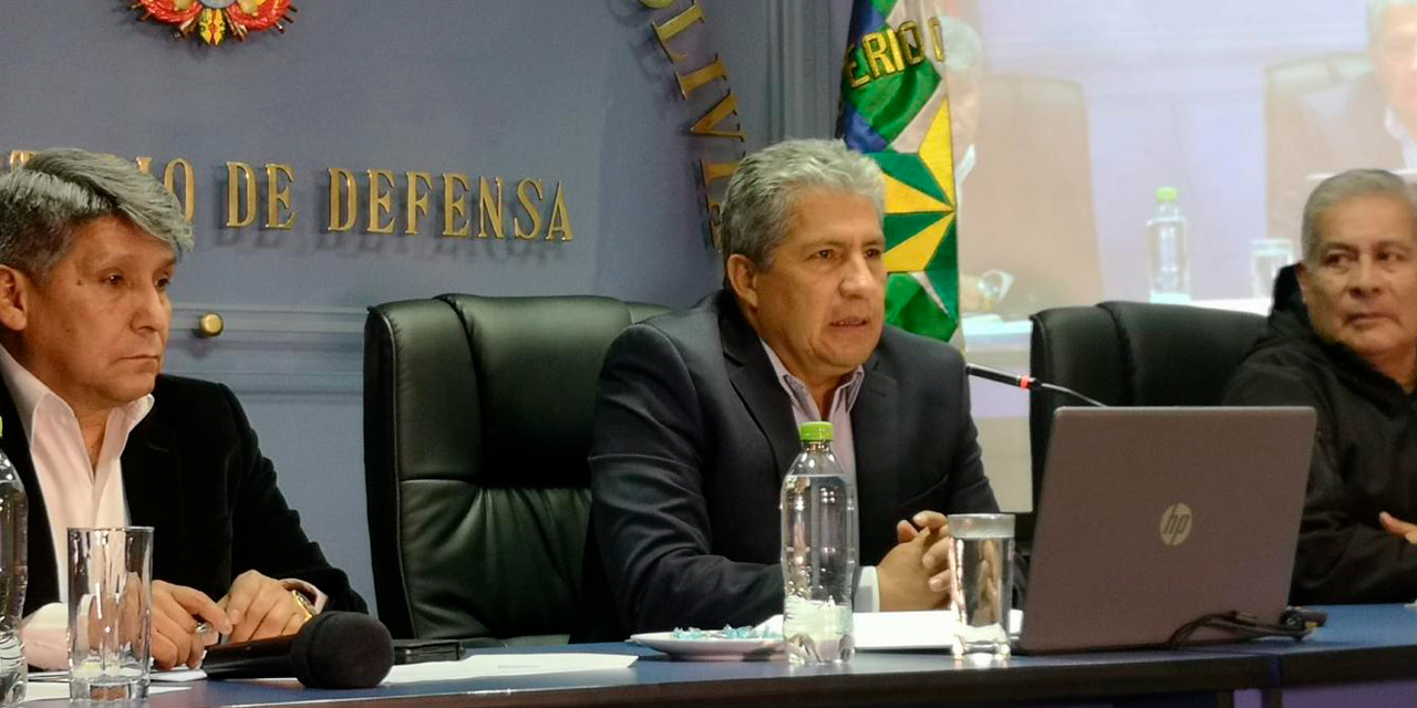 El ministro de  Defensa, Edmundo Novillo, durante la Rendición de Cuentas, con los viceministros Augusto García y Daniel Vargas. Foto:Ministerio de Defensa