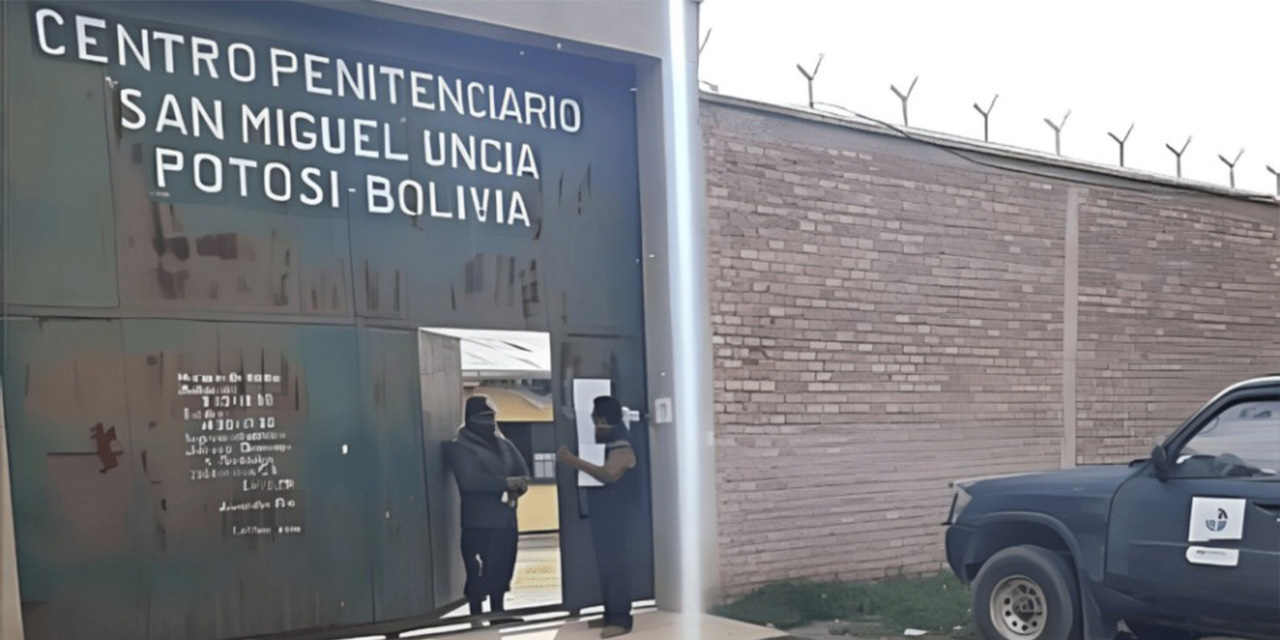 Acceso principal al penal de San Miguel de Uncía, en el municipio de Uncía, en Potosí. Foto:  RRSS