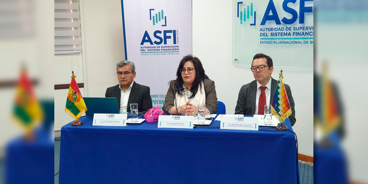 La directora general de la ASFI, Ivette Espinoza, en conferencia de prensa. | Foto: ASFI