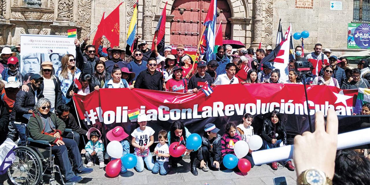 Activistas en la plaza San Francisco de la ciudad de La Paz, ayer. Foto: Movimiento de Solidaridad con Cuba