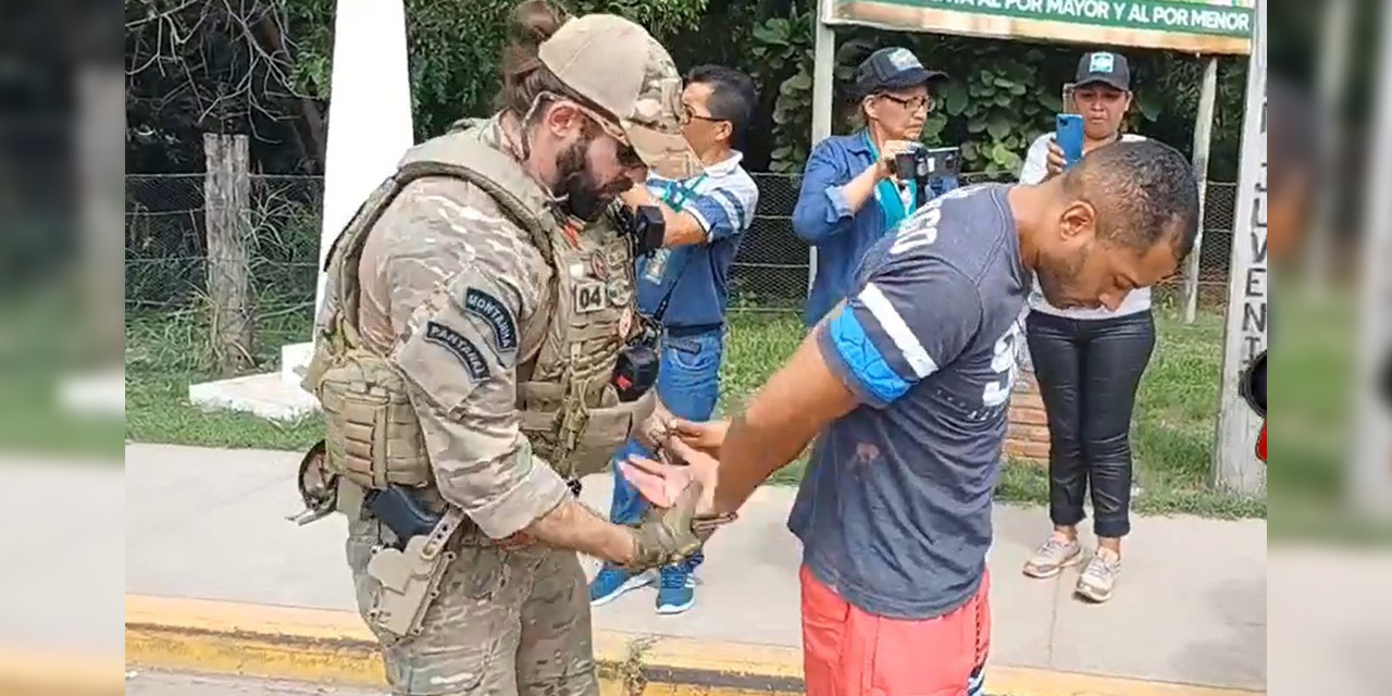 Uno de los tres brasileños es enmanillado por un efectivo de la Policía Federal del Brasil. Foto: Gobierno