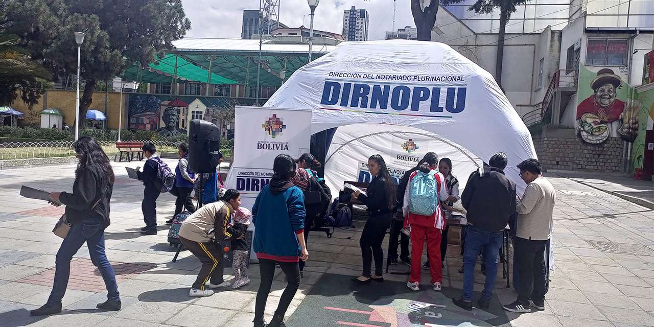 Feria informativa El Notariado en tu Barrio, en la zona Obrajes de la ciudad de La Paz. Foto:  Dirnoplu