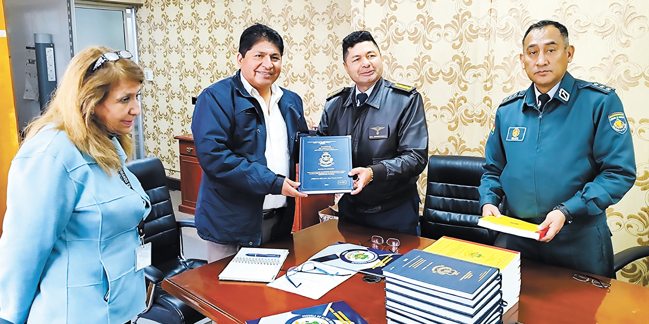 El Gral. Zabala le entrega una tesis al Viceministro de Defensa Civil. Foto:  DGCOS