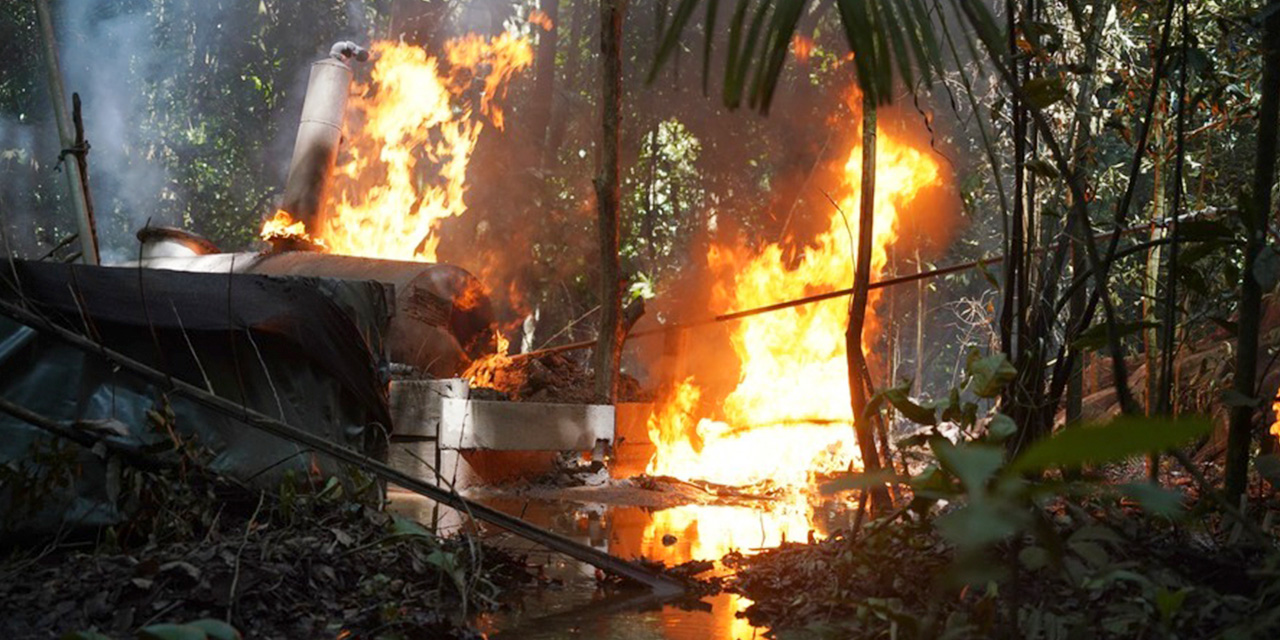 Un laboratorio de cristalización de cocaína es destruido en el municipio de Villa Tunari, en el Chapare, en Cochabamba. Foto: ABI