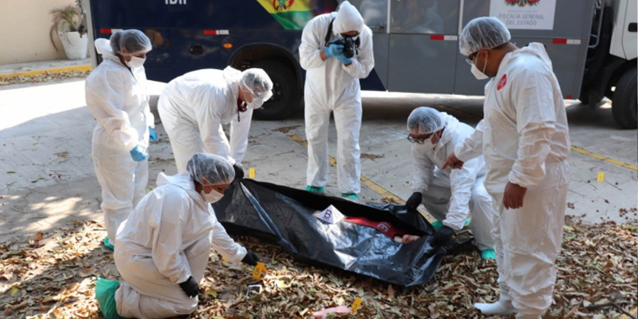 Efectivos del Instituto de Investigaciones Forenses  levantan el cadáver de una mujer asesinada. | Foto: Archivo