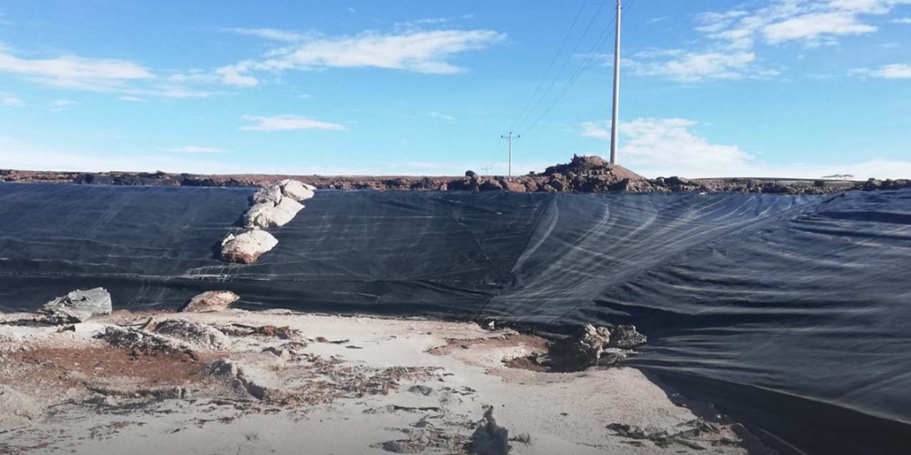  Una de las piscinas industriales de evaporación en el complejo industrial de Uyuni.  | Foto: YLB