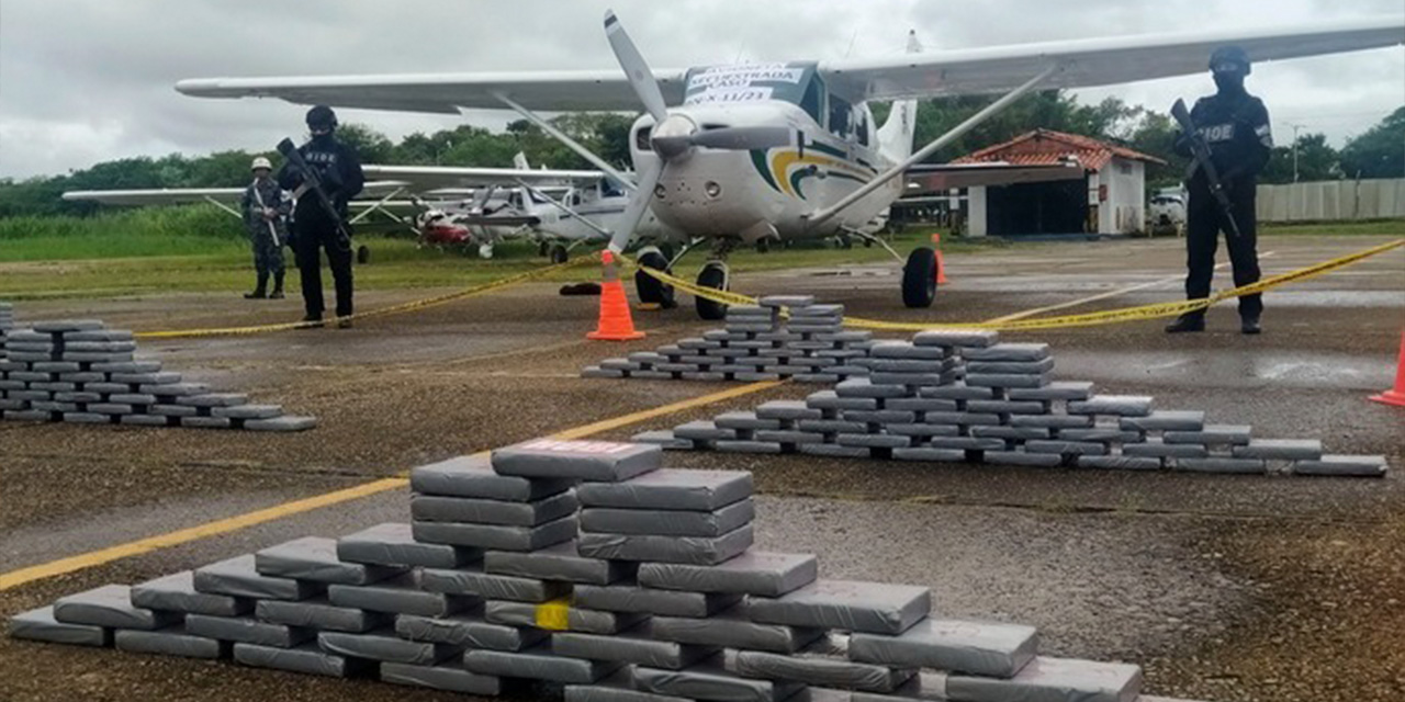 Avioneta secuestrada durante un operativo antidroga. Foto:  FELCN