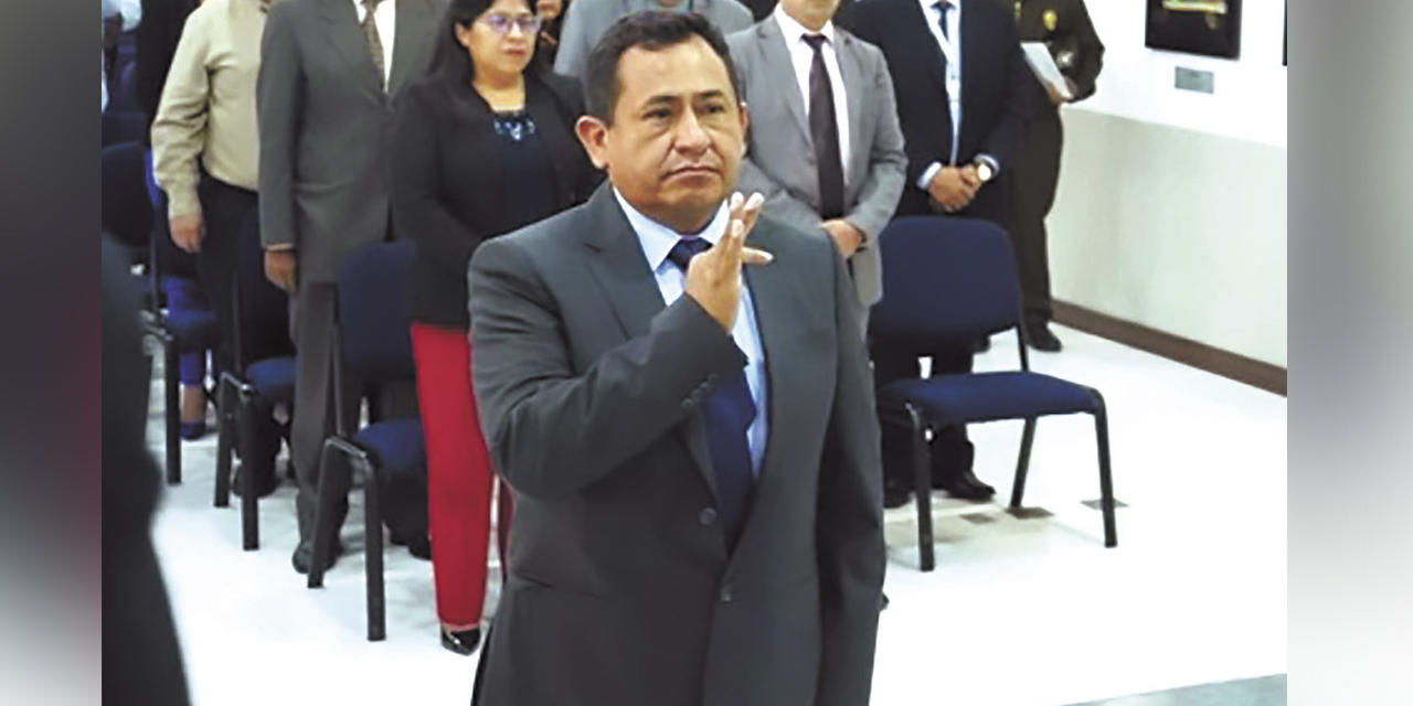 Osvaldo Tejerina en el instante de su juramento como fiscal departamental de Cochabamba. | Foto: Fiscalía