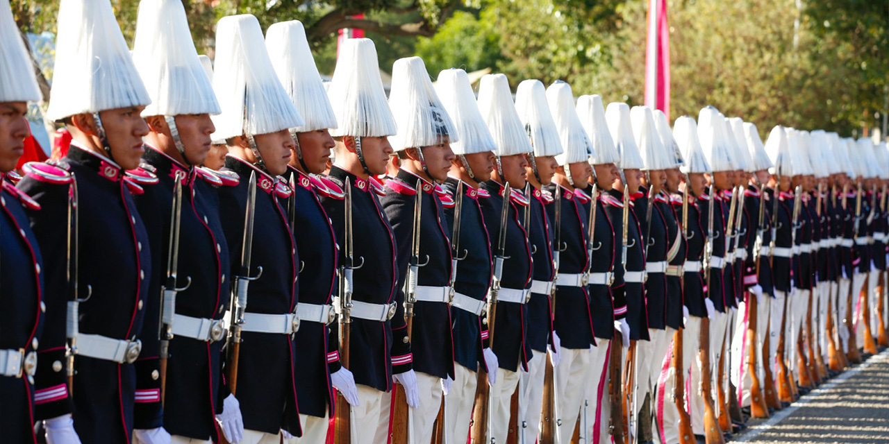 Cadetes del Colegio Militar, ayer durante el acto por el 133 aniversario. Foto:  RRSS