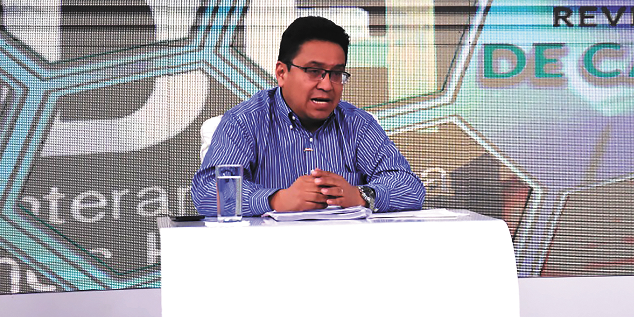 El procurador César Siles en el set del programa dominical de Bolivia TV ‘Los hechos cuentan’. Foto: Jorge Mamani