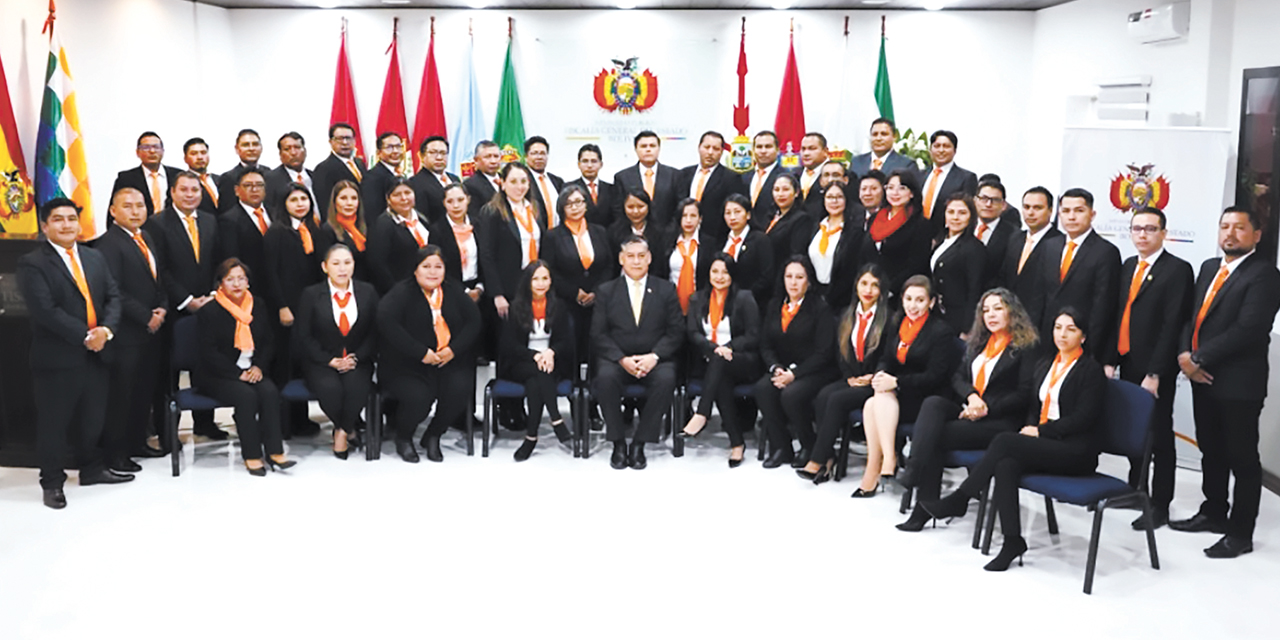 El fiscal general del Estado, Juan Lanchipa, y los aspirantes. Foto: Gobierno