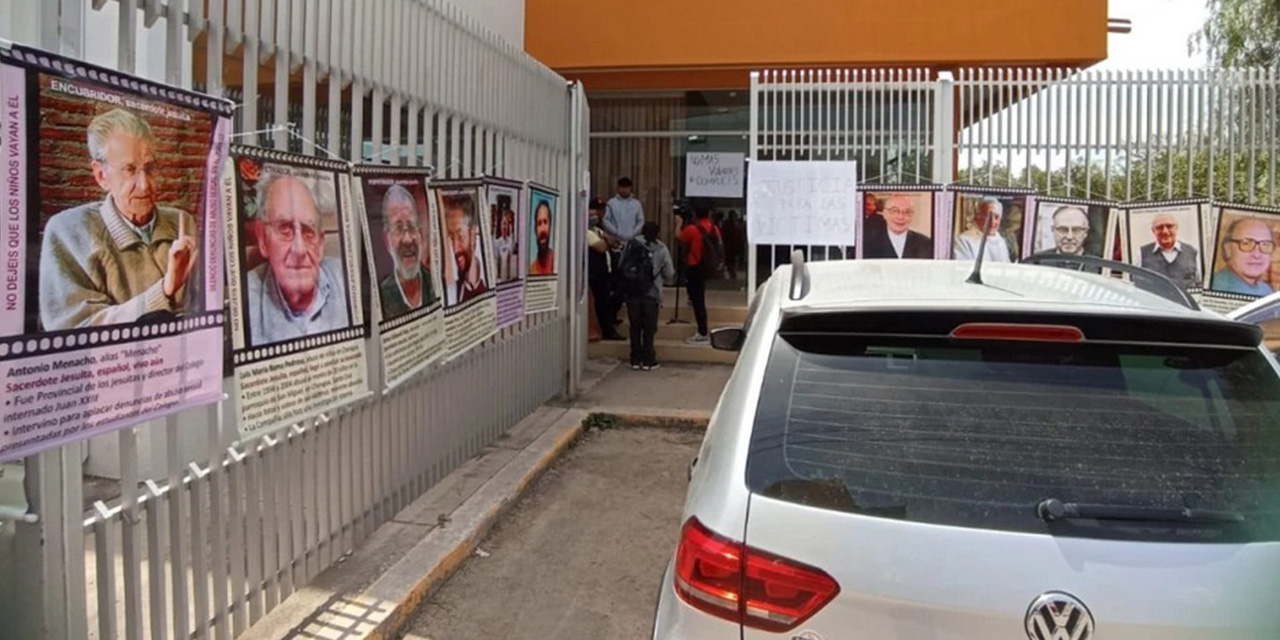 Protesta en Cochabamba durante la audiencia cautelar de los curas Alaix y Recolons. Foto:  Fiscalía General