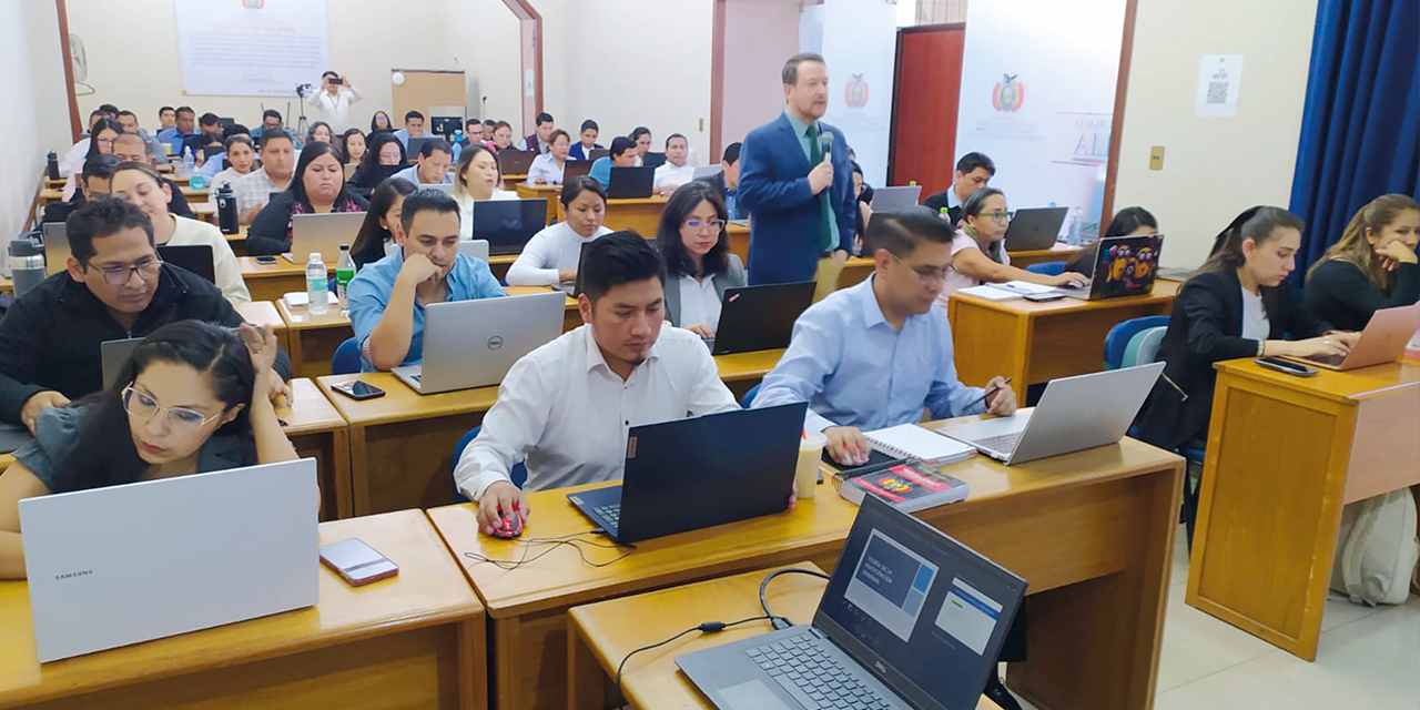 Capacitación en la Escuela de Fiscales del Estado Plurinacional de Bolivia. Foto:  TGE