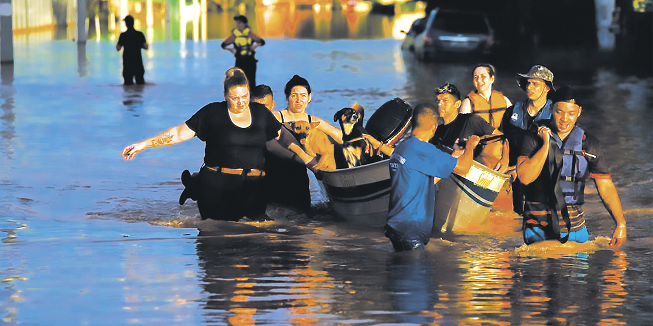 Brasileños afectados por las fuertes lluvias que han provocado inundaciones históricas en el estado de Rio Grande do Sul. | Foto: Xhinua