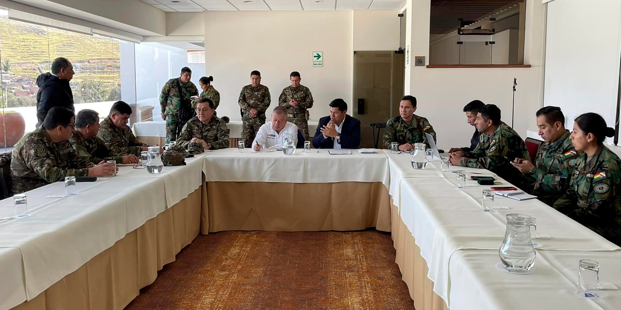 Las autoridades de Bolivia y Perú en el Encuentro Técnico Operativo sobre Tráfico Ilícito de Drogas en la Zona de Frontera. Foto: VDSySC