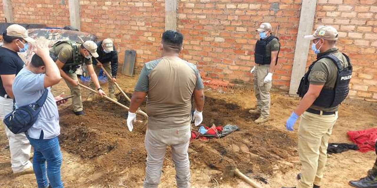 Exhumación del cuerpo en Guayamerín. Foto: FGE