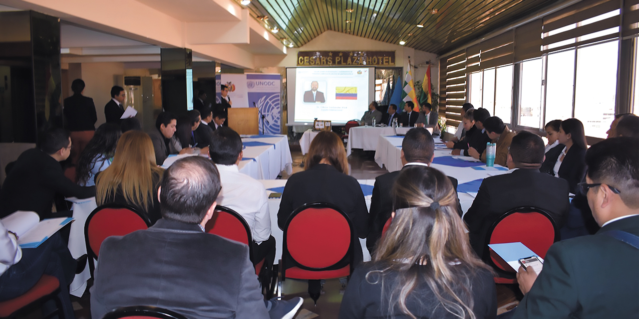 Taller organizado por la Escuela de Fiscales del Estado, en Cochabamba. Foto: Fiscalía