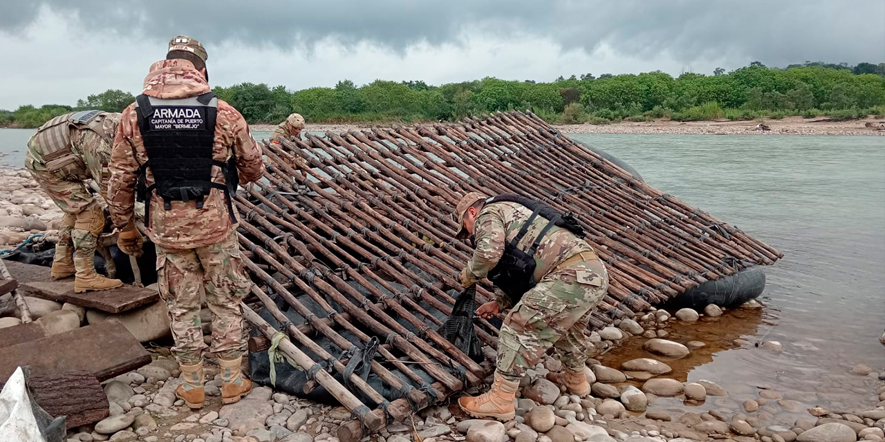 Los militares destruyeron cinco gomones en Bermejo. Foto: Ministerio de Defensa